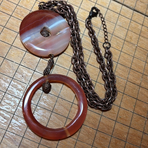 Carnelian Donut 4.25” Dangle Pendant Necklace 18”L Coppery Twisting Link Chain - Picture 6 of 8